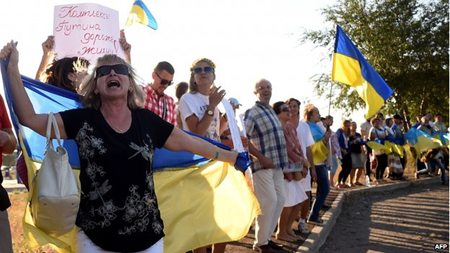 Người dân Ukraine biểu tình ở Mariupol phản đối chiến tranh ở miền đông.